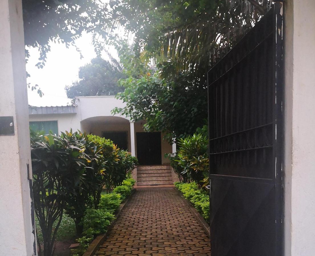 Tout Confort Avec Jardin Entree Bastos Yaounde Luaran gambar