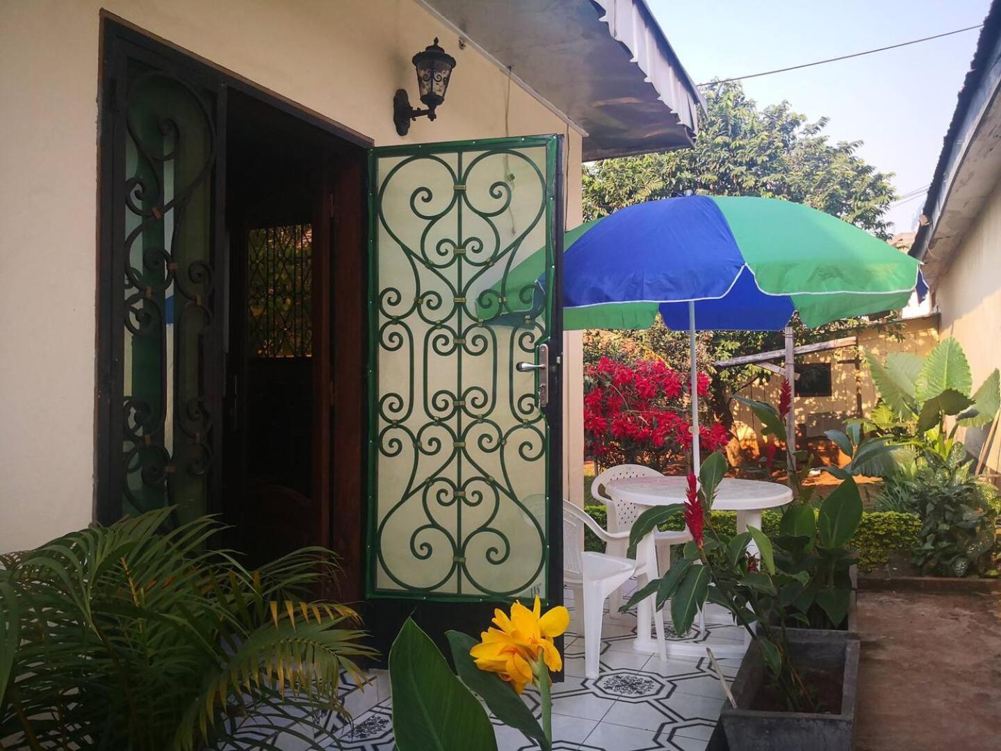 Tout Confort Avec Jardin Entree Bastos Yaounde Luaran gambar